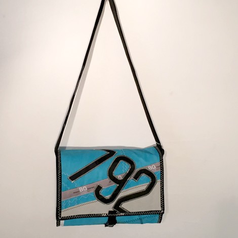 Besace moyen modèle sur mesure.H 25 cm, L 30 cm.